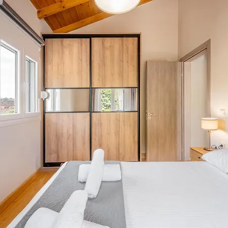 Village Duo Retreat * Antipernoi